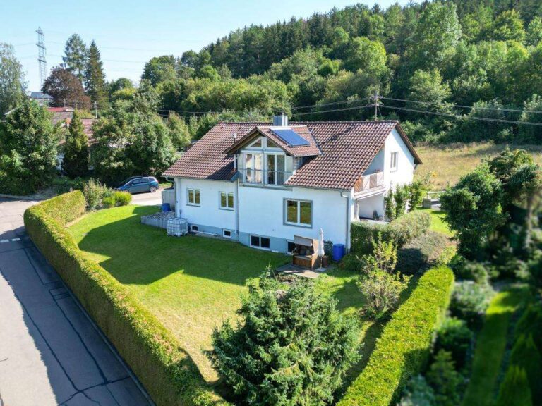 Zweifamilienhaus mit Weitblick am Ortsrand von Brigachtal-Kirchdorf