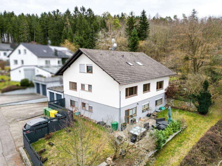 Geräumige 4,5-Zimmer-Wohnung mit Terrasse und eigenem Gartenanteil