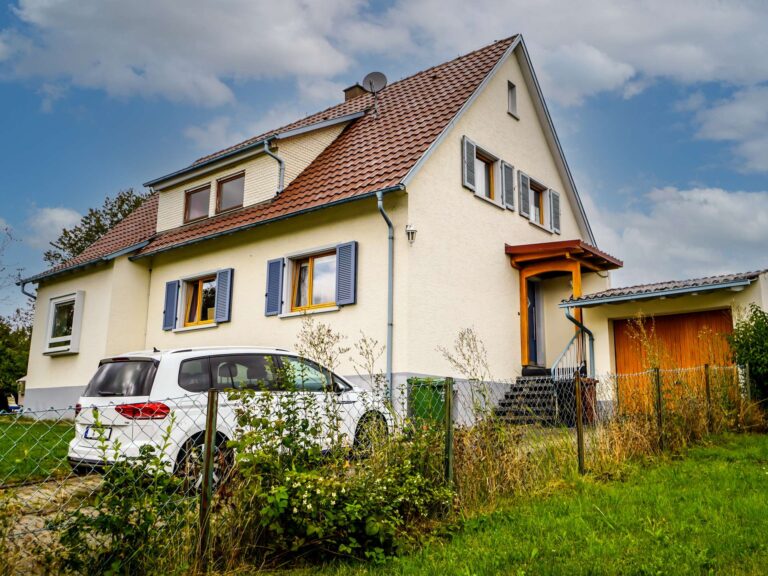 Kleines Zweifamilienwohnhaus mit großem Garten