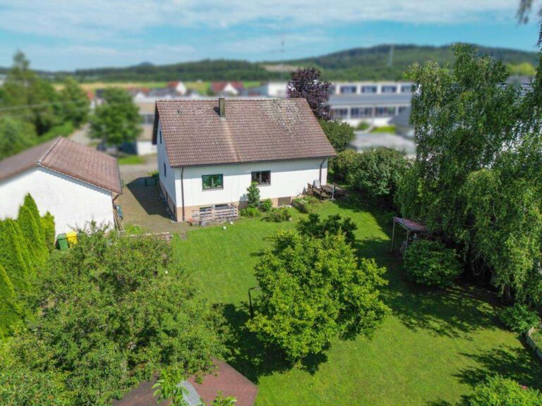 Ein- bis Zweifamilienhaus mit großem Garten