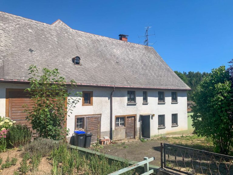 Charmantes Grundstück mit Bauernhaus