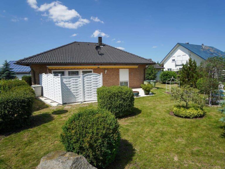 Gepflegter, freistehender Bungalow mit tollem Garten