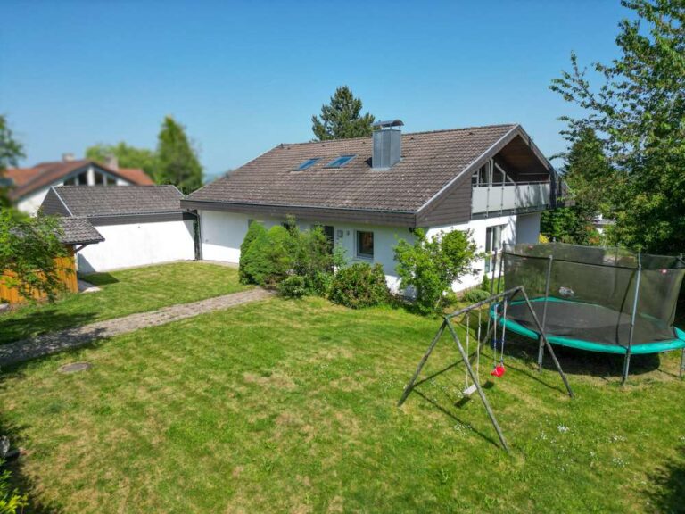 Viel Platz für die Familie im und um das Haus in beliebter Lage!