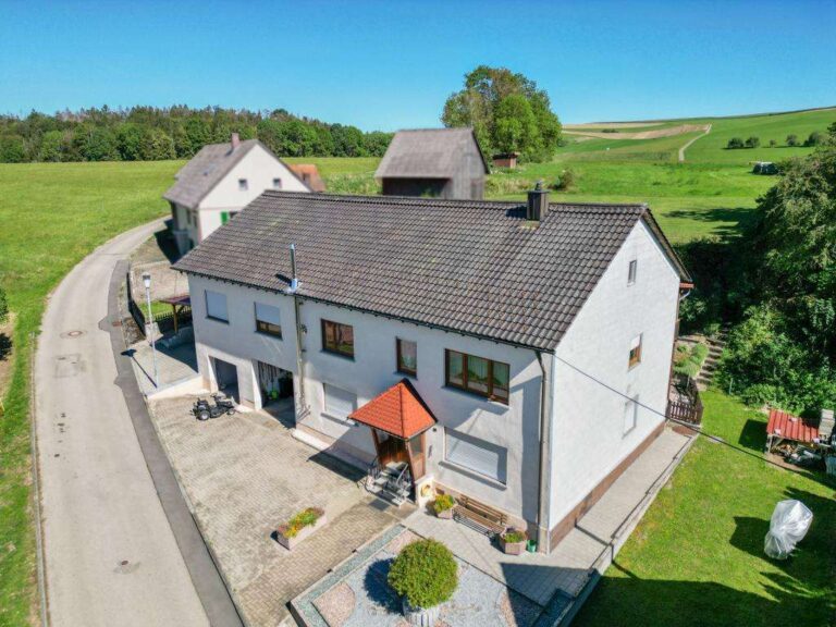Großzügiges Zweifamilienhaus mit weitläufigem Grundstück