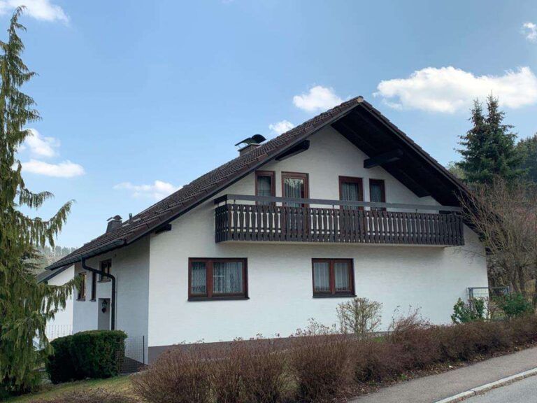Gepflegtes Wohnhaus mit Doppelgarage und schönem Garten