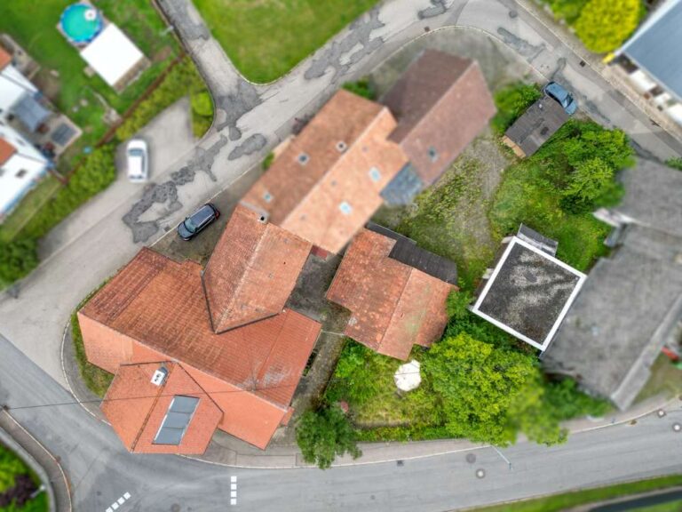 Grundstück mit Bauernhaus