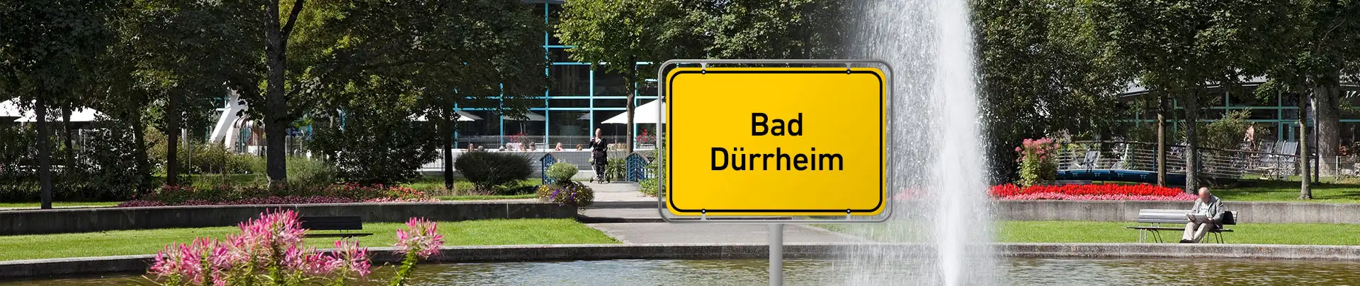 Ortsschild von Bad Dürrheim vor einem Brunnen