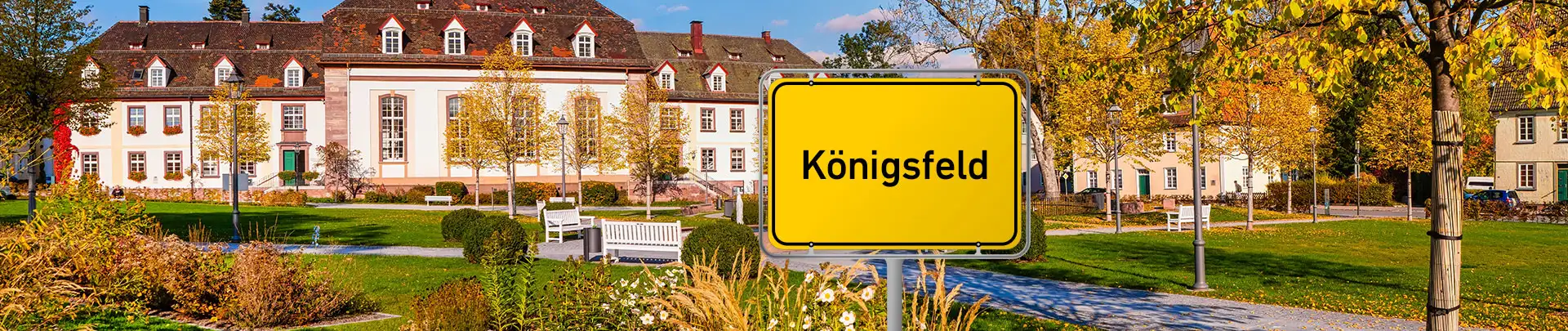 Zinzendorfplatz in Königsfeld mit Herbstlaub