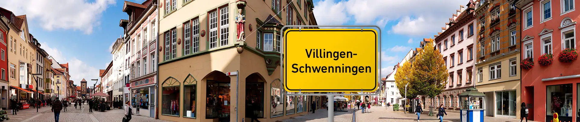 Straßenszene in Villingen-Schwenningen mit Altstadtgebäuden