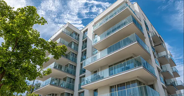 Moderne Wohnanlage mit Balkonen und blauen Himmel