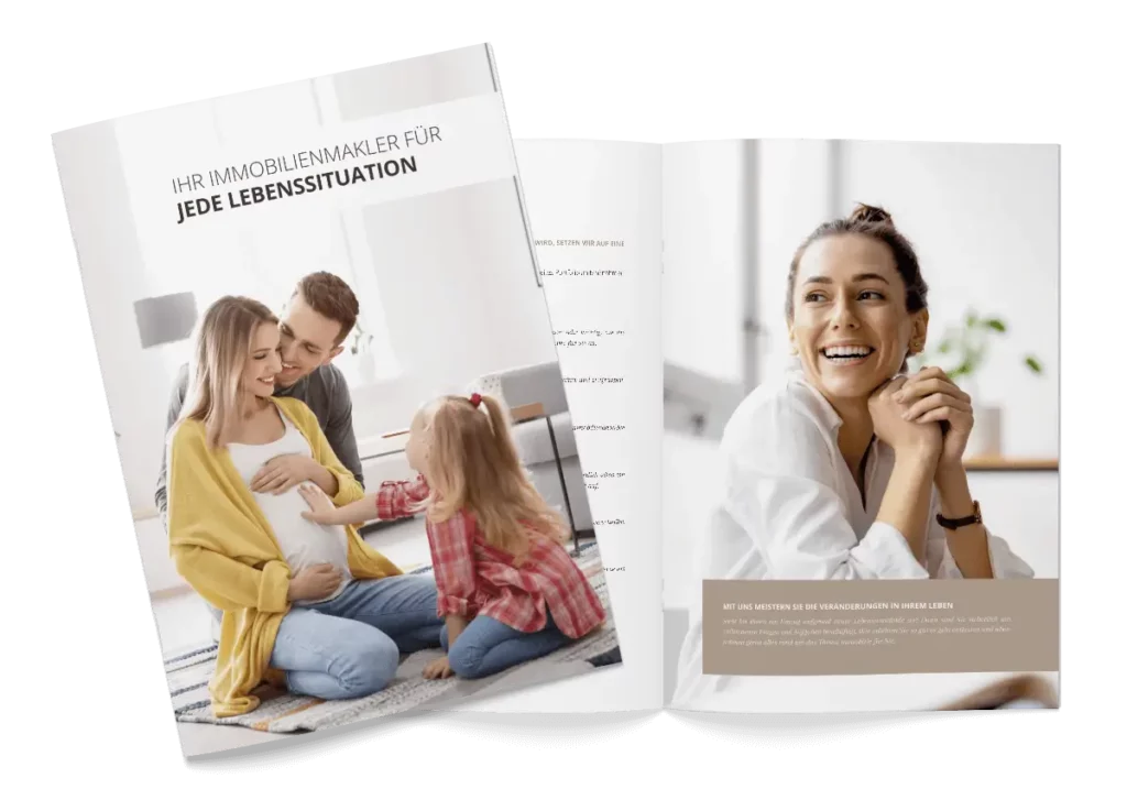 Familie liest Immobilienbroschüre im Wohnzimmer